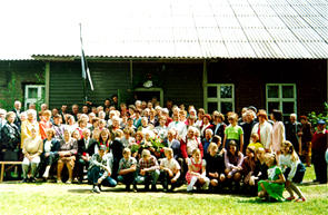 Veelikse kooli vilistlased 6. juunil 1998.